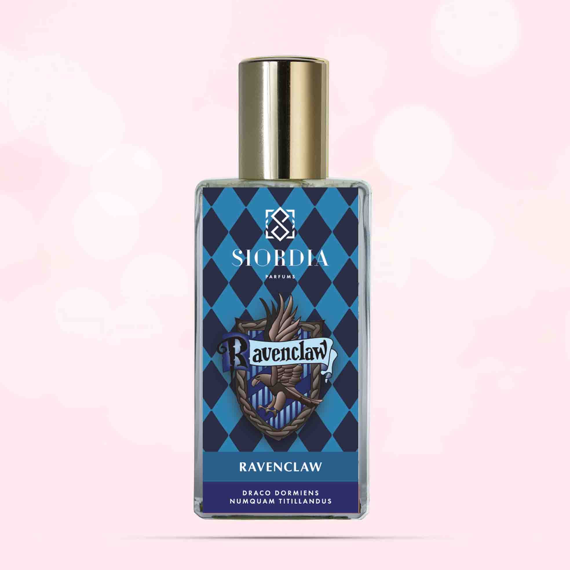 Флакон парфюма Когтевран от Siordia Parfums рядом с имбирным печеньем, ромом, миндалём и взбитыми сливками